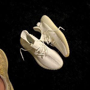 Yeezy Boost 350 V2 cream white sneakers